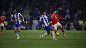 Thiago Silva desarma Ivanovic durante o FC Porto-Benfica