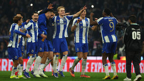 Jogadores do FC Porto fazem a festa no relvado do Estádio do Dragão