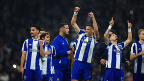Jogadores do FC Porto fazem a festa no relvado do Dragão