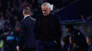 José Mourinho pensativo durante o FC Porto-Benfica