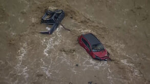 Imagens impressionantes mostram carros submersos e arrastados para o mar após cheias repentinas na Austrália