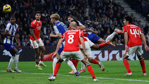 «Jogadores de metro e meio a marcar gigantes»: quem estava com quem no golo de Bednarek no FC Porto-Benfica