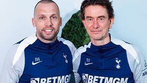 John Heitinga junta-se a Thomas Frank na equipa técnica do Tottenham