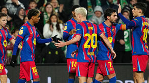 Jogadores do Barcelona festejam durante a vitória sobre o Racing Santander