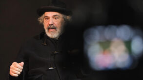 Manuel João Vieira abre o livro em entrevista a Record