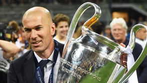 Zidane posa com o troféu da Liga dos Campeões
