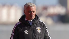 José Mourinho com várias dores de cabeça para o clássico