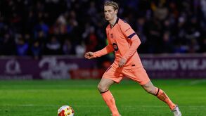 Frenkie de Jong vai ficar afastado dos relvados por seis semanas
