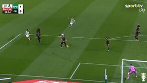 Geny marca no regresso: remate do moçambiano sofreu desvio e traiu guarda-redes do Casa Pia