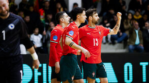 Jogadores portugueses festejam frente à Bósnia