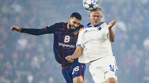 Adrian Barisic (à esquerda) disputa lance com Andreas Cornelius, do Copenhaga 