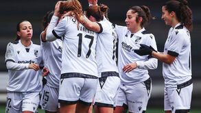 Jogadoras do V. Guimarães a festejar 