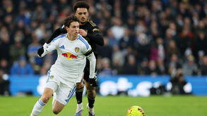 Brenden Aaronson (Leeds) e Antonee Robinson (Fulham)