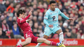 Milos Kerkez (Liverpool) e Edwards (Burnley)