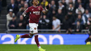 Summerville celebra golo diante do Tottenham