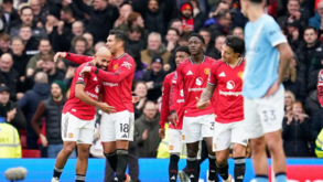 Jogadores do Man. United festejam no jogo contra o Man. City