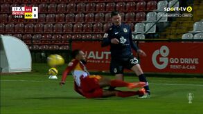 Arrepiante: entrada 'assassina' de Devenish vale vermelho direto aos 5 minutos no AVS-Arouca