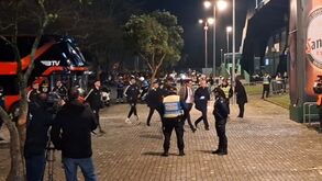 Rui Costa e Mourinho juntos à saída do autocarro do Benfica em Vila do Conde