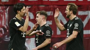 Jogadores do Bayern Munique celebram durante o jogo contra o RB Leipzig