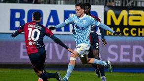 Gaetano disputa a bola com um jogador da Juventus no jogo Cagliari-Juventus