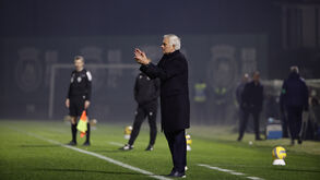 José Mourinho aplaude os jogadores do Benfica durante o jogo com o Rio Ave