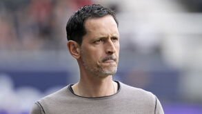 Dino Toppmöller abandona E. Frankfurt