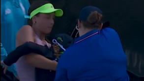 Apanha-bolas desmaia e causa enorme susto durante jogo do Open da Austrália