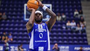 Javian Davis liderou dragões