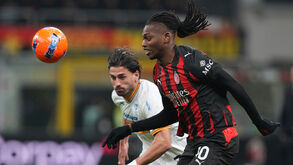 Os jogadores de Milan e Lecce em ação