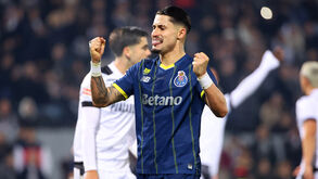 Futebolista do FC Porto festeja golo contra o V. Guimarães