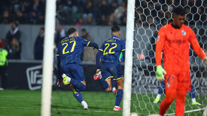 Futebol: jogadores do V. Guimarães e FC Porto durante jogo da Liga Betclic