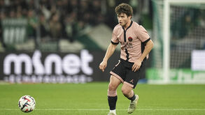 João Neves em dúvida para o jogo com o Sporting