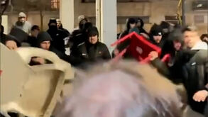 «Não há aí uma pistola?»: confusão entre adeptos do FC Porto e V. Guimarães resulta em cadeiras no ar