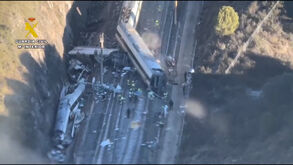 Imagens aéreas mostram destruição após colisão de comboios de alta velocidade em Espanha