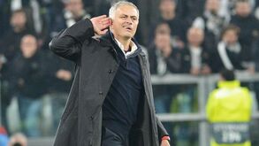 Episódio quente em 2018: Mourinho colocou a mão atrás da orelha dizendo que queria ouvir melhor os apoiantes da Juve...