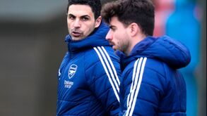 Arteta dá instruções a Molina no treino do Arsenal