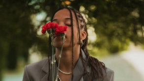 Jéssica reage às eleições com cravos, após mensagem sobre escolhas democráticas