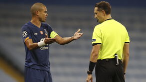 Andris Treimanis à conversa com Pepe no triunfo do Manchester City (3-1) frente ao FC Porto, em 2020/21