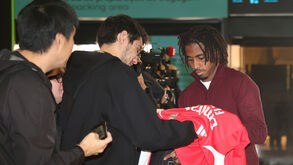 Autógrafos, concentração e conversa... ao longe: a partida do Benfica para Turim