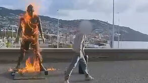 Homem deita fogo à estátua de Cristiano Ronaldo no Funchal