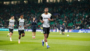 Jogadores do Sporting aquecem para o jogo contra o PSG