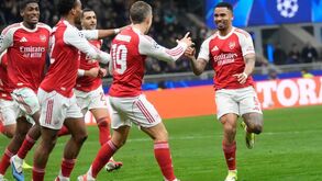 Jogadores do Arsenal festejam um golo durante um jogo