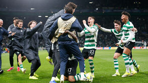 Jogadores do Sporting celebram no relvado após vitória