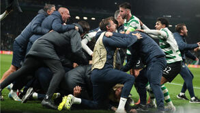 Jogadores do Sporting celebram golo que deu a vitória sobre o PSG (2-1)