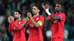 Jogadores do PSG aplaudem os adeptos após o apito final em Alvalade