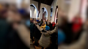 «Esta não é uma igreja de verdade!»: ativistas invadem missa nos EUA onde pastor é agente do ICE