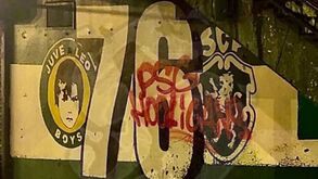 Ultras do PSG fizeram pichagens na 'casinha' da Juve Leo