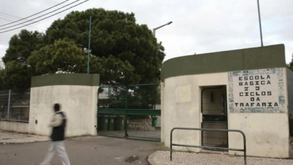 Homens entram armados e disparam em escola da Trafaria