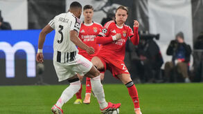 Ação entre jogadores da Juventus e Benfica num jogo da Liga dos Campeões