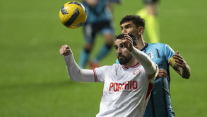 Juan Muñoz numa disputa de bola com Jean-Pierre Rhyner